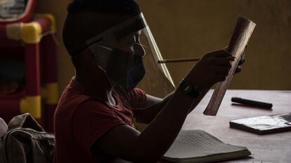 Un alumno toma clases en una escuela rural de Campeche (México), el año pasado.