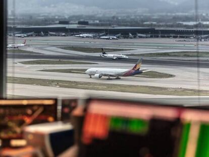 Vista del aeropuerto de Barcelona-El Prat desde la torre de control.