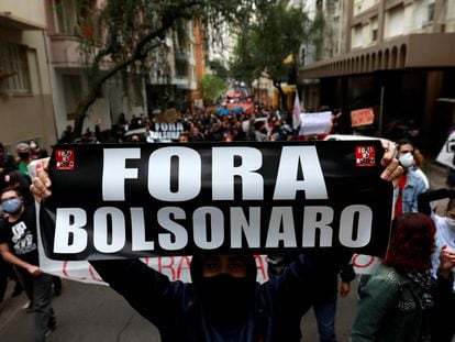 Un manifestante muestra un cartel de "Fuera Bolsonaro" en una marcha prodemocracia este domingo en Porto Alegre.
