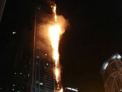 Incendiada la Torre Antorcha en Dubái, uno de los edificios residenciales más altos del mundo