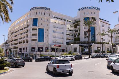 Fachada de la urbanización Playas del Duque, en Puerto Banús, Marbella (Málaga), donde fue hallada muerta Kasia Gallanio.