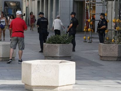 Maceteros colocados la pasada madrugada en el acceso a la Puerta del Sol desde la calle de Preciados. 