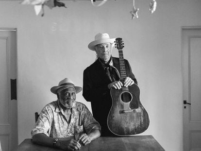 Los músicos Taj Mahal y Ry Cooder lanzan el álbum 'Get on board',un homenaje a la música de Sonny Terry y Brownie McGhee.