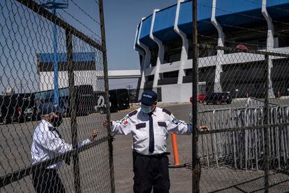 Elementos de seguridad privada del estadio La Corregidora.