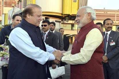 El primer ministro de Pakist&aacute;n, Nawaz Sharif (izquierda), y su hom&oacute;logo indio, Narendra Modi, en Lahore este viernes.