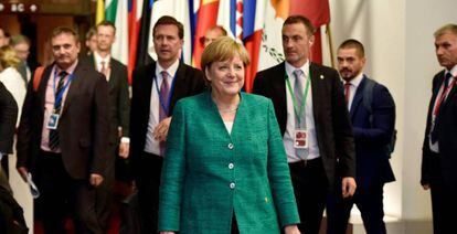 Angela Merkel, el viernes, abandonando la cumbre de la UE en Bruselas.  