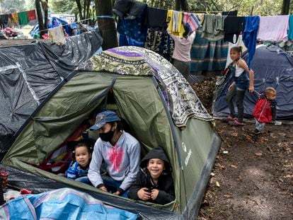 Arelvis Pérez, una migrante venezolana con sus hijas Marly y Ashly en un campamento improvisado en Bogotá durante la pandemia de covid-19.