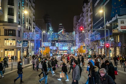 Peatones en la Gran Vía en diciembre de 2020.