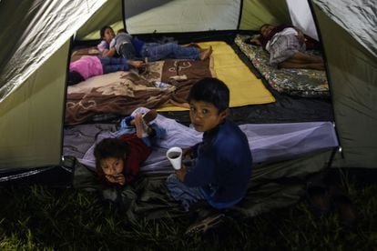 Residentes evacuados de varias comunidades cercanas al Volcán de Fuego descansan en una tienda de campaña en un refugio temporal instalado en Escuintla, al sur de la ciudad de Guatemala, el 19 de noviembre de 2018.