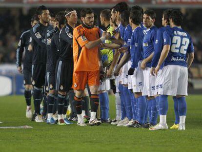 Real Madrid y Xerez se saludan en un partido de Liga de 2010, en Chap&iacute;n.