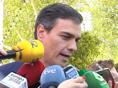 El secretario general del PSOE, Pedro Sánchez, habla a los medios en Sevilla. ep