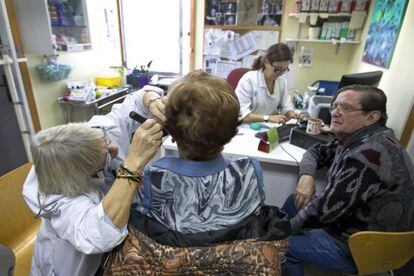 Una paciente es examinada del oído en el CAP Drassanes de Ciutat Vella, Barcelona.