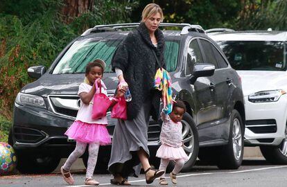 Charlize Theron con Jackson, izquierda, y August en Beverly Hills en octubre de 2016.