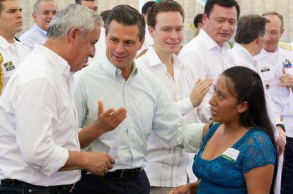 Otto P&eacute;rez Molina y Enrique Pe&ntilde;a Nieto saludan a una invitada al evento de esta tarde realizado en Catazaj&aacute;, Chiapas.