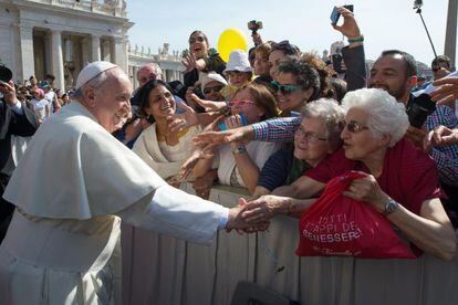 El Papa saluda a los peregrinos hoy en el Vaticano.