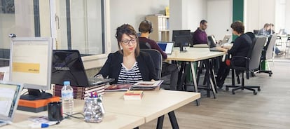 Luz natural, plantas, equipamiento tecnológico… hasta una biblioteca con libros en préstamo para coworkers.