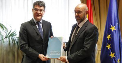 El ministro de Energía, Turismo y Agenda Digital, Álvaro Nadal, y Jorge Sanz, presidente de la Comisión de Expertos de Energía.