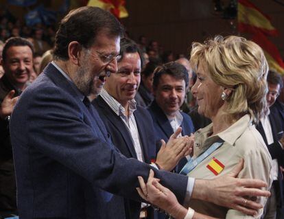 Rajoy y Aguirre se abrazan en el Congreso del PP de Madrid.