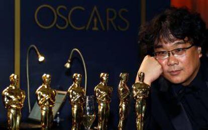 El director Bong Joon-Ho posa con las estatuillas recibidas en los Óscar.