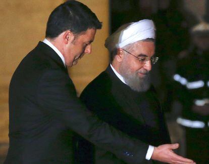 El primer ministro Renzi, junto al presidente iran&iacute;, Hassan Rohani, este lunes en Roma.