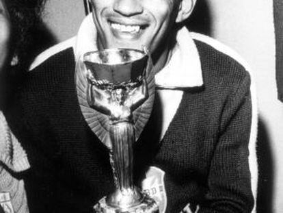 Garricha, con la Copa del Mundo de Chile 1962.