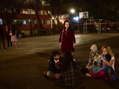 Una familia espera a las afueras de su condominio durante la madrugada luego de que sonara la alerta sísmica en la Ciudad de México seis meses después del 19 de septiembre de 2017.
