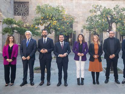 El 'president' Pere Aragonès (4i), junto varios consejeros de su Govern y los líderes de los principales agentes económicos de Cataluña.