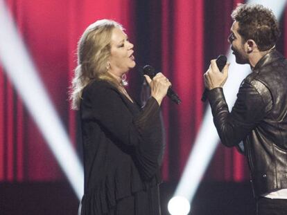 Blanca Villa, una de las participantes de 'La Voz Senior', con David Bisbal. En vídeo, promo del programa.