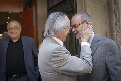 El exministro del PP Josep Piqué saluda al exconsejero de Economía catalán Antoni Castells (a la derecha) en presencia del socialista Joaquim Nadal.