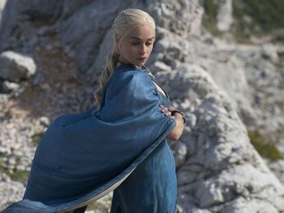 Emilia Clarke caracterizada como Daenerys Targaryen al principio de 'Juego de tronos'