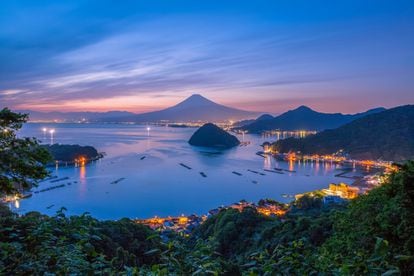 Desde esta ensenada en aguas del océano Pacífico, en la costa sur de la gran isla de Honshu, se puede contemplar, cuando no lo cubren las nubes, la cumbre del monte Fuji, la montaña más alta de Japón