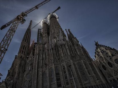 La Sagrada Família amb les obres aturades per l'estat d'alarma.