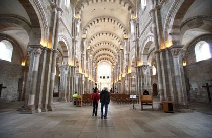En lo alto de la colina de Vézelay, la basílica cisterciense de la Magdalena guarda el misterio de la luz en su espaciosa nave central, que sorprende por sus dimensiones y su claridad en un edificio románico increíble.