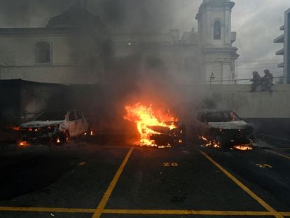 Algunos de los autos quemados en el estacionamiento del Congreso guatemalteco, este martes.