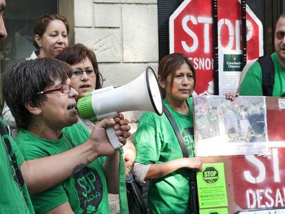 Concentración contra los desahucios, en el barrio de Roquetes,