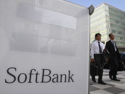 Dos personas pasean en las proximidades de la sede de Softbankl en Tokio.