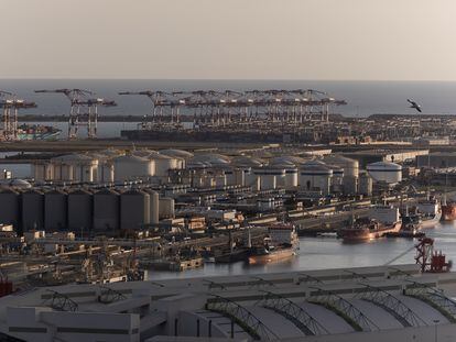 Tanques y depósitos de gas y combustible en el puerto de Barcelona.
