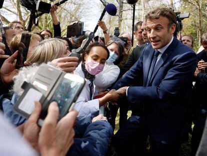 Emmanuel Macron saluda a los trabajadores sanitarios a su llegada a un centro en Mulhouse, en el este del país, en un acto de campaña, este martes.