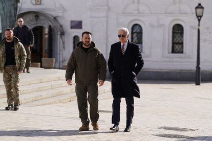 El presidente de Estados Unidos, Joe Biden, junto al presidente de Ucrania, Volodímir Zelenski, el pasado 20 de febrero en Kiev.