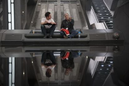 J. J. Abrams y Lawrence Kasdan charlan en el rodaje de 'El despertar de la Fuerza'.