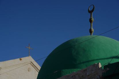 Una mezquita junto a una iglesia en la ciudad de Lod (Israel).