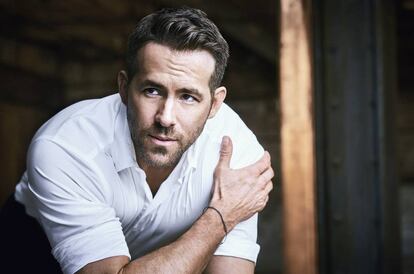 Ryan Reynolds es la imagen de Armani Code Absolu, una fragancia con especias orientales y ron. Él es propietario de una marca de ginebra.