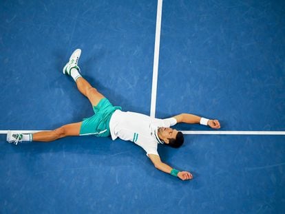 Djokovic, tendido sobre el suelo tras vencer a Medvedev en Melbourne.