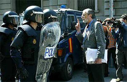 El editor Rafael Borràs increpa a la policía por impedir el paso, ayer, durante la manifestación.