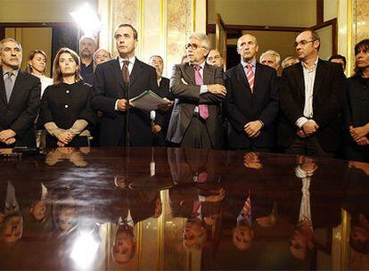 El portavoz parlamentario del PSOE, José Antonio Alonso, ha leído la declaración unánime, apoyada por todos los partidos del arco parlamentario y sindicatos y agentes sociales