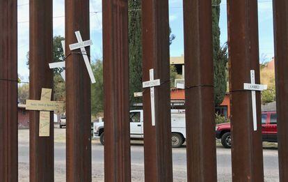 Cruces en Nogales (México) en memoria por los muertos en su viaje ilegal a EEUU.