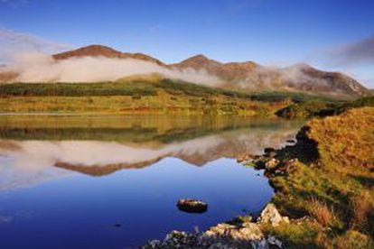 Panorámica del lago Inagh y, al fondo, la cordillera Twelve Bens, en la región de Connemara (Irlanda).