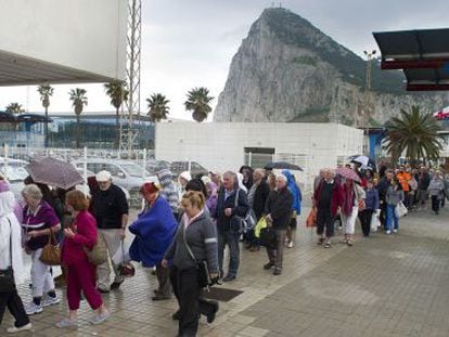Un grupo de personas pasan de Gibraltar a La Línea.