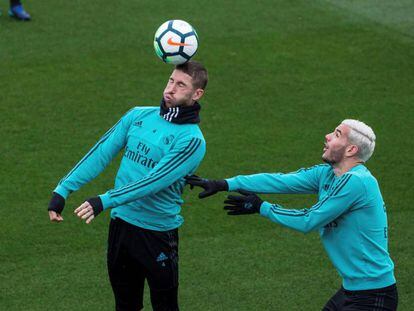 Theo (D), junto a Sergio Ramos en el entrenamiento de este sábado previo al derbi. 