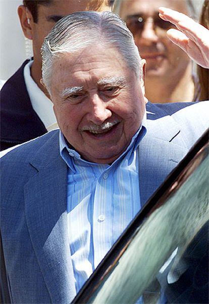 El general retirado Augusto Pinochet, tras asistir a misa en Bucalemu en frebrero de 2001.